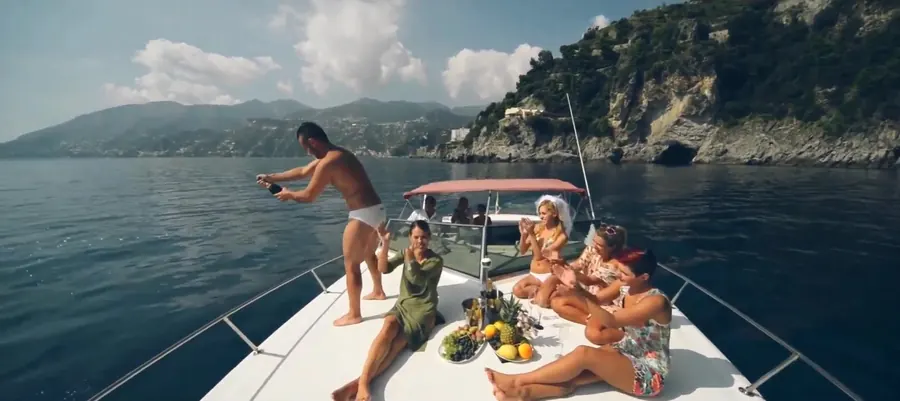 Fotogramma 11 del video: la costa campana vista dalla barca