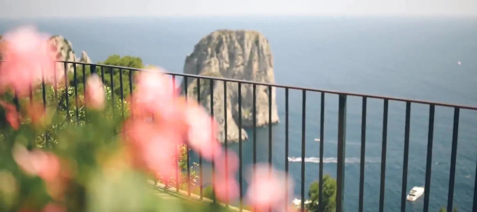 I Faraglioni di Capri visti da una terrazza fiorita